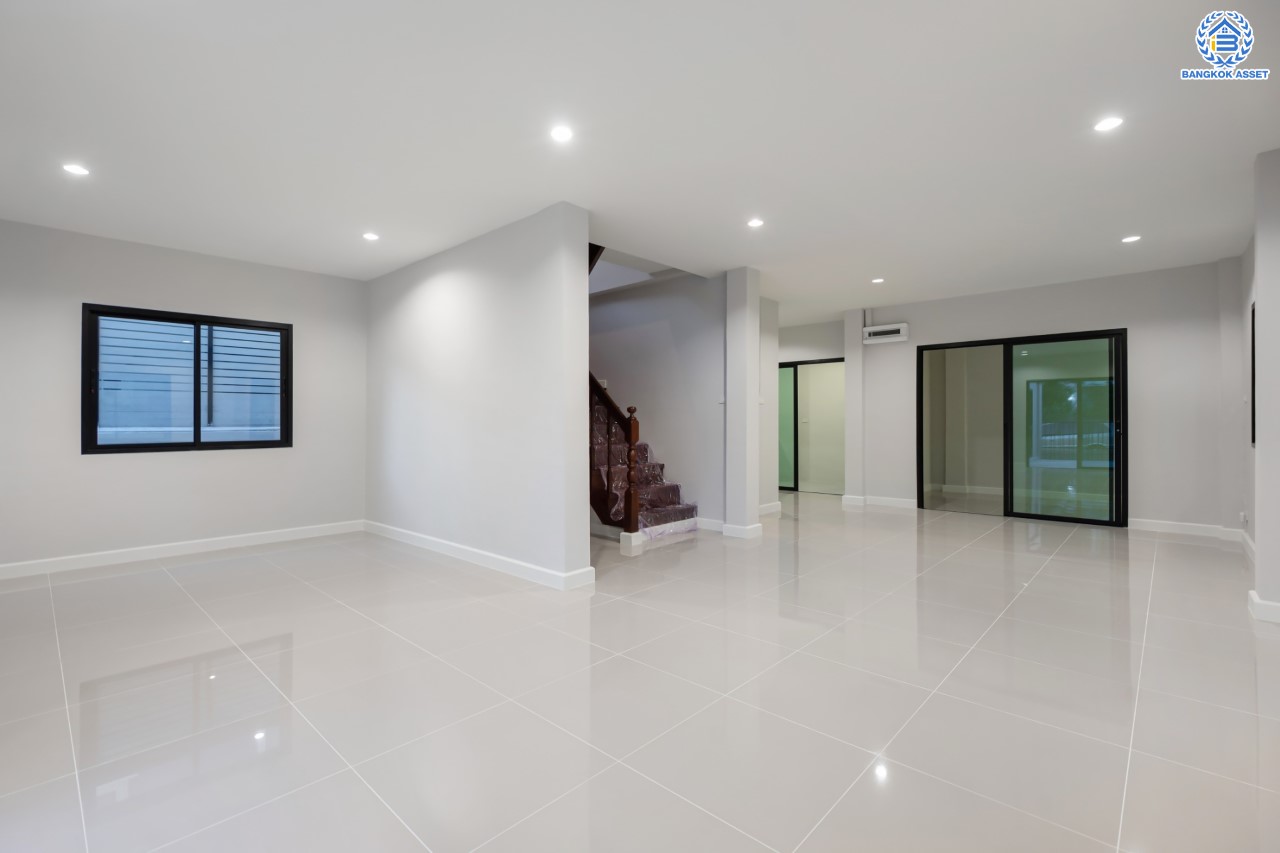 บ้านมือสองตกแต่งใหม่ แบรนด์ Property Perfect ม.มณีรินทร์ รัตนาธิเบศร์-ท่าอิฐ เนื้อที่ 54 ตร.ว. ฟังก์ชัน 3 ห้องนอน 2 ห้องน้ำ 2 ห้องอเนกประสงค์ พร้อมจอดรถได้ 2 คัน บนทำเลศักยภาพ ใกล้ทางด่วน "งามวงศ์วาน" และเพียง 10 นาที ถึงรถไฟฟ้า "สถานีบางรักน้อยท่าอิฐ"...